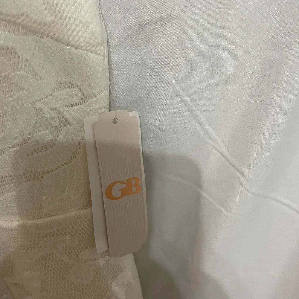 Beautiful white GB Dress size xs. Never wore with tags.‎